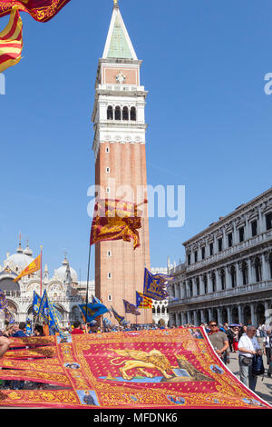 Venise, Vénétie, Italie. 25 avril 2018. Festivités de la Place St Marc marquant le jour de la libération (Festa della Liberazione) commémoration de la fin de la Seconde Guerre mondiale et l'occupation nazie de l'Italie et commémorant leurs soldats tombés. Pour Venise c'est aussi la fête de Saint Marc (Festa di San Marco) le saint patron de la ville marquant l'anniversaire de sa mort en 68 A.D. festivités sont centrées autour de la Piazza San Marco et de la Basilique de San Marco. MCpics Crédit/Alamy Live News Banque D'Images