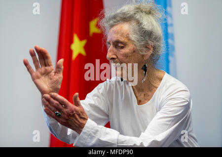 (180425) -- NEW YORK, 25 avril 2018 (Xinhua) -- Doreen Hynd démontre le Tai Chi Chuan à New York, États-Unis, le 19 avril 2018. Doreen Hynd, une femme énergique et passionnée qui vit aux États-Unis, a dit qu'elle attribue son élan à une vie d'amour et de persistance de la pratique du Tai Chi Chuan, un art martial chinois pratiqué sous forme de se défendre et rester en bonne santé. À l'âge de 93 ans, elle peut encore faire presque tout ce qu'elle veut -- Cook, la danse, jouer au tennis, prendre le bus jusqu'à différents endroits pour enseigner à ses élèves -- sans surcharger son corps. (Xinhua/Muzi Li) Banque D'Images