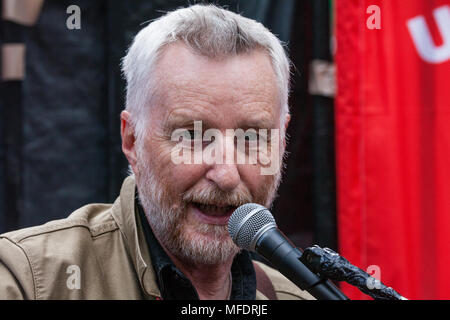 Londres, Royaume-Uni. 25 avril, 2018. Chanteur auteur-compositeur Billy Bragg effectue en dehors de l'Université de Londres Sénat Chambre en solidarité avec les travailleurs appartenant à l'Union des travailleurs indépendants de Grande-bretagne (IWGB) employés par les sociétés d'externalisation à contrat à l'université en ce moment la suppression d'exiger des conditions égales à celles employées directement par l'université. Les produits nettoyants, les porteurs, les agents de sécurité, des hôtesses, des jardiniers, le personnel de la salle de post et le personnel de l'audiovisuel ont participé à la grève après un vote presque unanime pour une action revendicative. Credit : Mark Kerrison/Alamy Live News Banque D'Images