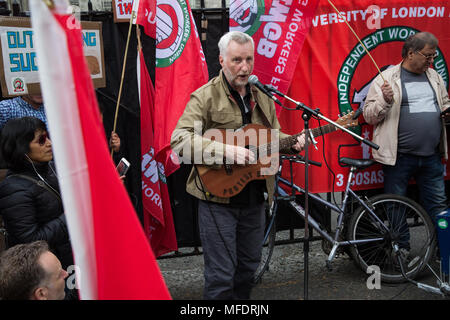 Londres, Royaume-Uni. 25 avril, 2018. Chanteur auteur-compositeur Billy Bragg effectue en dehors de l'Université de Londres Sénat Chambre en solidarité avec les travailleurs appartenant à l'Union des travailleurs indépendants de Grande-bretagne (IWGB) employés par les sociétés d'externalisation à contrat à l'université en ce moment la suppression d'exiger des conditions égales à celles employées directement par l'université. Les produits nettoyants, les porteurs, les agents de sécurité, des hôtesses, des jardiniers, le personnel de la salle de post et le personnel de l'audiovisuel ont participé à la grève après un vote presque unanime pour une action revendicative. Credit : Mark Kerrison/Alamy Live News Banque D'Images