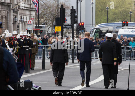 Londres, Royaume-Uni. 25 avril, 2018. Le prince Harry quitte le cénotaphe à la suite d'une cérémonie de dépôt de gerbes pour marquer la Journée de l'ANZAC. Credit : Mark Kerrison/Alamy Live News Banque D'Images