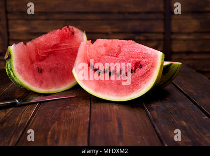 Close up of watermelon slices in style rustique sur table en bois. Copy space Banque D'Images