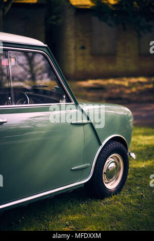 Portrait d'un Green Mini Cooper dans un milieu industriel Banque D'Images