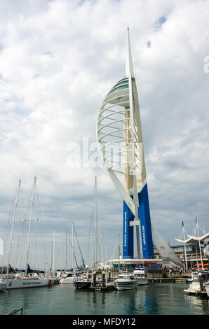 Une vue de la Unis Tour Spinnaker à Portsmouth contre un ciel nuageux Banque D'Images