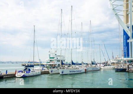 Bateaux prenant part au Défi des grands voiliers amarrés en face de l'Unis Tour Spinnaker dans la marina à Portsmouth. Banque D'Images