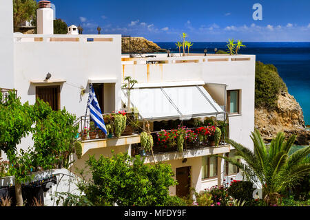 Classique et de l'architecture grecque resort, bâtisse blanche est sur le rivage de la mer de Crète. Drapeau grec est situé sur la façade de l'immeuble. Resort vi Banque D'Images
