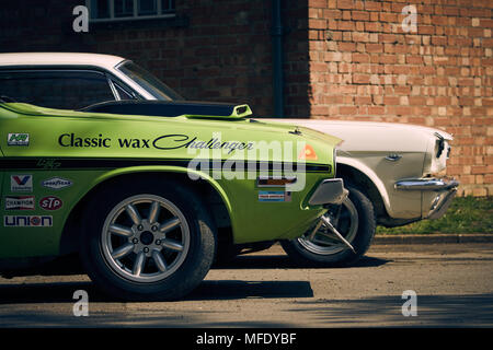 Dodge Challenger vert est situé en face de la Ford Mustang blanche sur le côté Banque D'Images