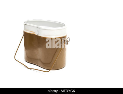 L'armée soviétique a ouvert cooking pot isolé sur fond blanc Banque D'Images