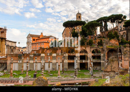 Forum romain dans la soirée, un forum de forme rectangulaire entouré par les ruines de plusieurs bâtiments du gouvernement antique au centre de la ville de Banque D'Images