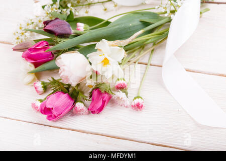 Composition de fleurs. Cadre fait de fleurs blanches sur fond blanc. Le jour de la Saint-Valentin. Mise à plat, vue du dessus. Banque D'Images