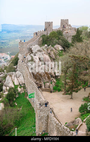 Château des Maures, vue des touristes explorant les murs du château du Castelo dos Mouros (Château des Maures) au-dessus de la ville de Sintra, Portugal. Banque D'Images