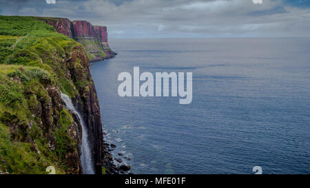 L'mealt falls, kilt rocks et un ciel partiellement nuageux à l'île de Skye Banque D'Images