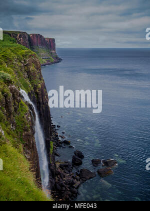 Mealt falls à l'île de Skye avec kilt rocks et les nuages visibles dans l'arrière-plan Banque D'Images