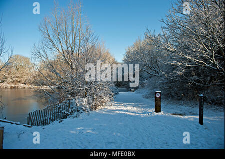 Sentier le long du lac gelé, Barden à Tonbridge, Kent, Royaume-Uni pendant la période de froid de l'hiver 2018 Banque D'Images