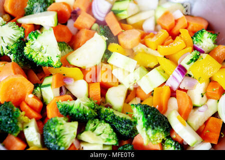 Gros plan du mélange de légumes colorés cuit dans le moule Banque D'Images