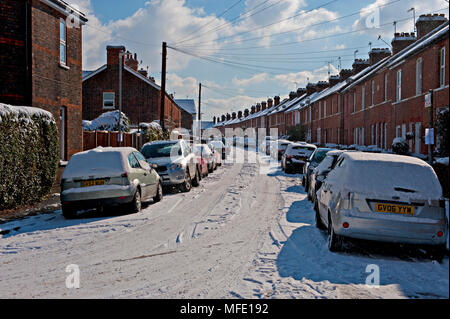 Rue de banlieue couvertes de neige à Tonbridge, Kent, Banque D'Images