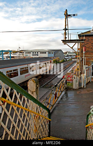 Fonctionnement manuel de barrières et de signaux de sémaphore traditionnel à Brundall Gare, sur le Wherry lines près de Norwich. Norfolk, UK Banque D'Images