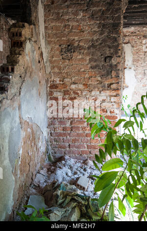 Détails de l'intérieur d'un bâtiment bombardé à partir de la guerre de Bosnie à Mostar, Bosnie-Herzégovine Banque D'Images