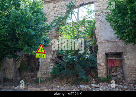 Les arbres qui poussent dans les vestiges d'une ancienne école de la guerre de Bosnie à Mostar, Bosnie-Herzégovine Banque D'Images