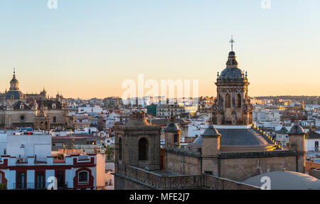 Vue de l'église Iglesia de la Anunciación, vue sur la ville, Séville, Andalousie, Espagne Banque D'Images