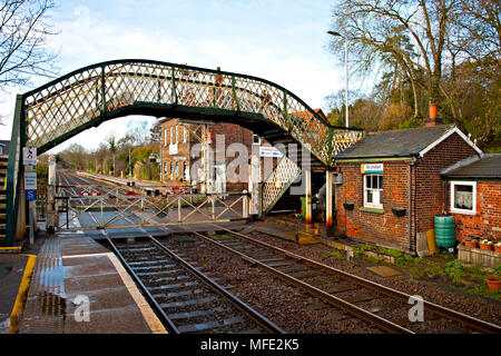 Fonctionnement manuel de barrières à la gare Brundall, sur le Wherry, près de lignes de Norwich. Norfolk, UK Banque D'Images