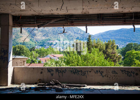 Avis de Mostar à partir d'un bâtiment bombardé à partir de la guerre de Bosnie à Mostar, Bosnie-Herzégovine Banque D'Images