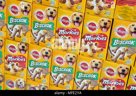 Markies Pedigree Biscrok et produits alimentaires de chien dans une vitrine. Banque D'Images