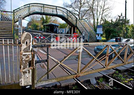 Fonctionnement manuel de barrières à la gare Brundall, sur le Wherry, près de lignes de Norwich. Norfolk, UK Banque D'Images