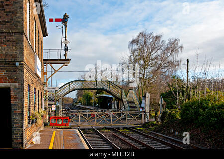 Fonctionnement manuel de barrières à la gare Brundall, sur le Wherry, près de lignes de Norwich. Norfolk, UK Banque D'Images