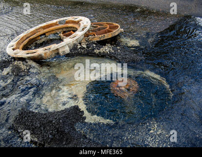 Après avoir versé de l'eau dans les systèmes d'approvisionnement et d'égout sur la route Banque D'Images