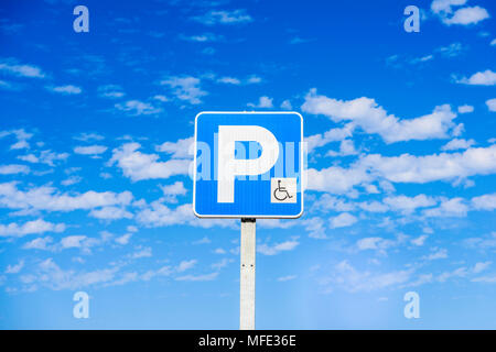 Road sign, signe pour personnes à mobilité réduite Parking en face de bleu ciel nuageux, San Cristóbal de La Laguna, Tenerife, Îles Canaries Banque D'Images