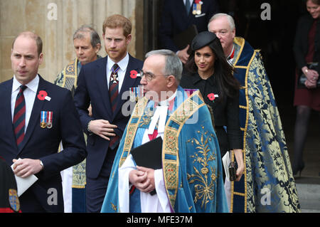 Le duc de Cambridge, le prince Harry et Meghan Markle en laissant le Service annuel de commémoration et d'action de grâce à l'abbaye de Westminster, Londres, pour commémorer la Journée de l'Anzac. Banque D'Images