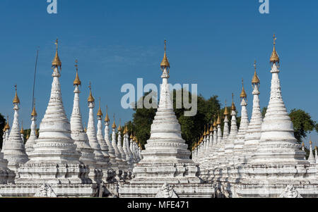 À la pagode Sandamuni stupas blancs, Mandalay, Myanmar Banque D'Images