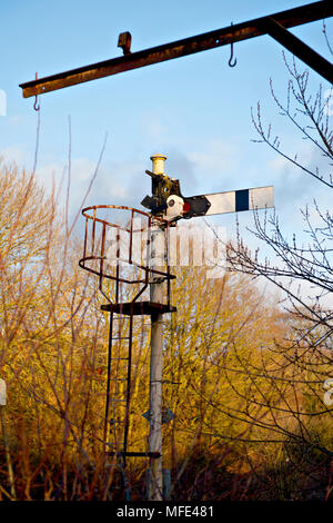 La vue arrière d'un sémaphore signal d'arrêt à Reedham, Norfolk, avant remplacement par des signaux lumineux de couleur moderne Banque D'Images