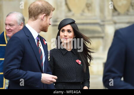Le prince Harry et Meghan Markle en laissant le Service annuel de commémoration et d'action de grâce à l'abbaye de Westminster, Londres, pour commémorer la Journée de l'Anzac. Banque D'Images
