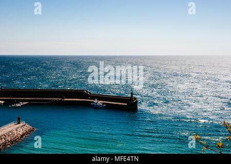 Bateau de pêche à la jetée du port. Lastres, Asturias, Espagne. Banque D'Images