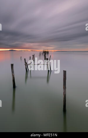 Coucher de soleil paysage de bateaux de pêche artisanale dans l'ancienne jetée en bois. Carrasqueira est une destination touristique pour les visiteurs de la côte d'Alentejo près de L Banque D'Images