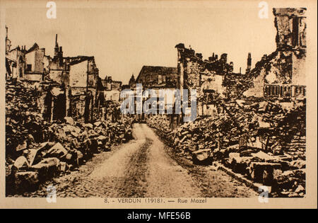 Carte postale d'origine de la rue Mazel à Verdun, la France après les bombardements de la Première Guerre mondiale Banque D'Images