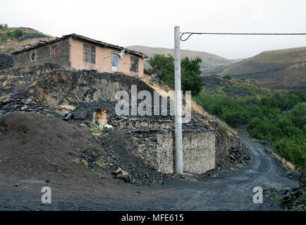 Route de gravier noir runing à travers les montagnes autour de Mashhad, dans le nord-est de l'Iran Banque D'Images