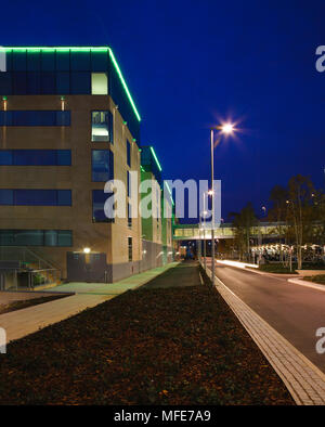 Point de vue de nuit le long de la façade extérieure. L'hôtel Sofitel London Heathrow, London, Royaume-Uni. Architecte : Stephen Williams, 2008. Banque D'Images