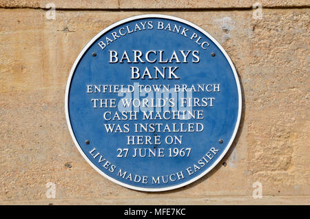 Une plaque à l'extérieur de la banque Barclays marquant l'emplacement du premier cash machine, Enfield, Londres, UK Banque D'Images