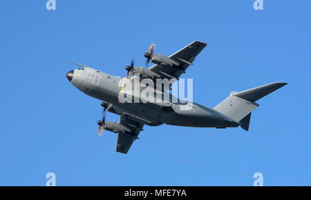 RAF A400M Atlas (ZM401) departhing RNAS Culdrose Banque D'Images