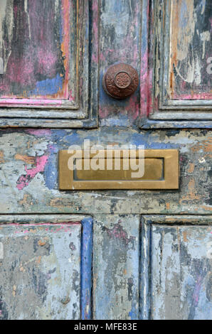 Ancienne en bois porte sur la rue avec l'écaillage de la peinture. Banque D'Images