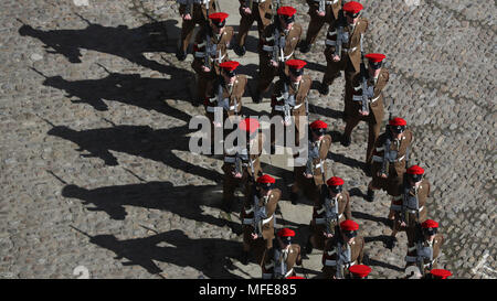 Soldats basés à Catterick Garrison marche dans Richmond dans Yorkshire du Nord sur leur première liberté Parade. La garnison a obtenu la liberté de la ville pour commémorer le centenaire de la fin de la Première Guerre mondiale. Banque D'Images