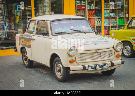 Berlin, Allemagne - 16 mai 2017 : les voitures Trabant Vintage à Trabi Musée. L'automobile a été produite de 1957 à 1990 par l'ex-Allemagne de l'fabricant automobile VE Banque D'Images