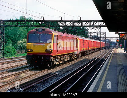 Une locomotive électrique de la classe 92 92031 numéro de "l'Institut de la Logistique et transports" avec trois unités de la classe 325 mail en remorque à South Kenton le 17 mai 2004. Banque D'Images