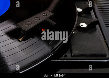 Couronne d'un stylet sur un disque vinyle. Vintage vinyl record player. Aiguille sur un disque vinyle noir. Banque D'Images