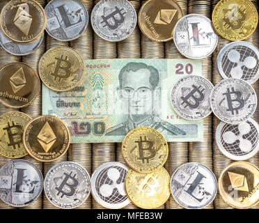 Argent Or Pièces Crypto Ethereum ETH, ondulation XRP, Litecoin, bitcoin BTC LTC. Facture papier Thai baht. Pièces en métal, close-up vue depuis le haut, crypto c Banque D'Images