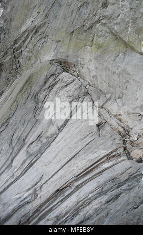 Vue sur la face nord-est classique du Pizzo Badile et ses nombreuses voies d'escalade avec une approche de l'alpiniste célèbre Via Cassin Banque D'Images