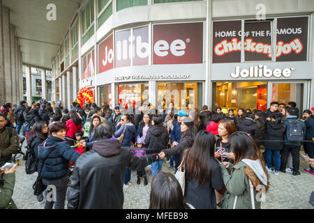 Milan, mars 2018 : La célèbre multinationale philippins Jollibee chaîne de restauration rapide ouvre son premier restaurant européen dans la capit mode et design Banque D'Images